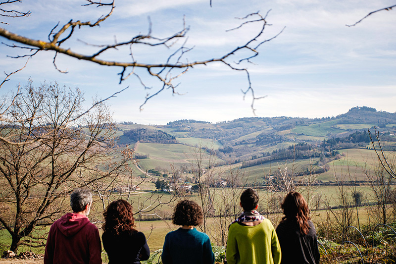 Il team di casa del cuculo guarda il panorama che i ammira dalla loro sede